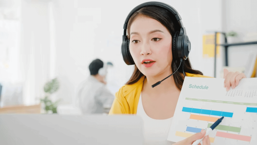 ผู้หญิงกำลังบริการลูกค้าผ่านอินเทอร์เน็ต